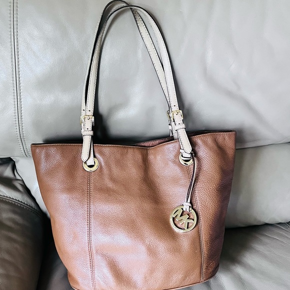 Michael Kors Handbags - Authentic Micheal Kors Purse!!